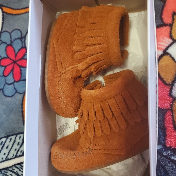NIB Size 2 Baby Minnetonka Booties - Picture 1 of 1
